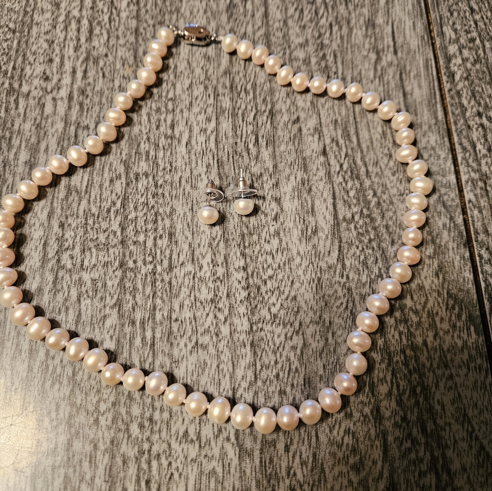 Fresh water pearls necklace and earrings